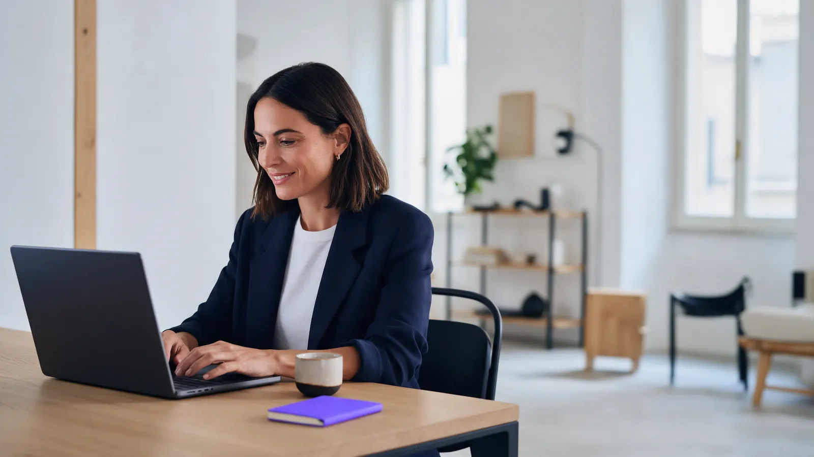 Una professionista nel suo ufficio lavora al portatile su LinkedIn